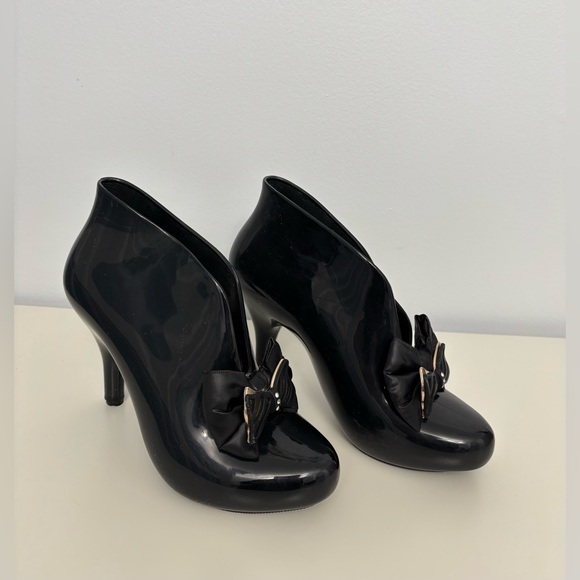 Like New Women’s Elegant Black Heeled DIZZY Black Rubber Bowed Rain Booties 8.5 - Picture 2 of 9